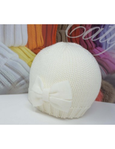 Calotta rasata con fiocco in lana realizzata in 100% lana merino colore bianco